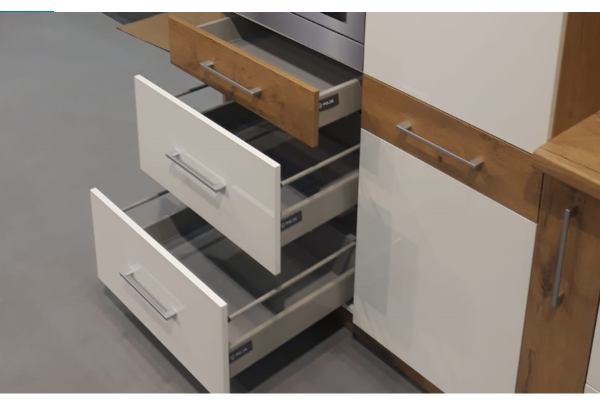 Kuchnia Vigo matera (b)- 4,9m x 2,65m...