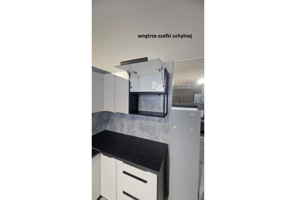 wnętrze szafki uchylnej