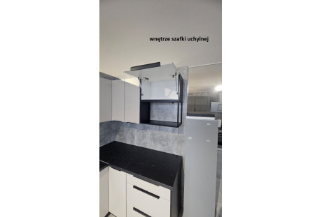 wnętrze szafki uchylnej