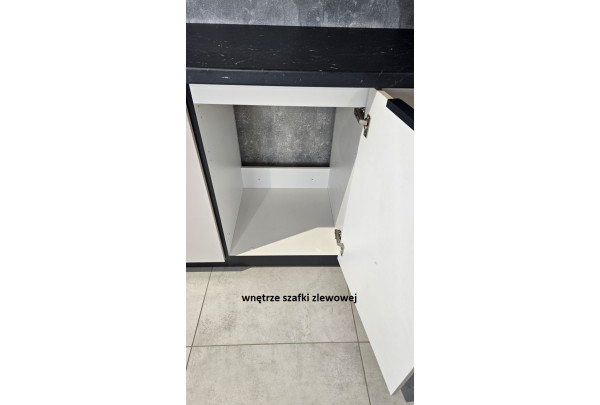 wnętrze szafki zlew